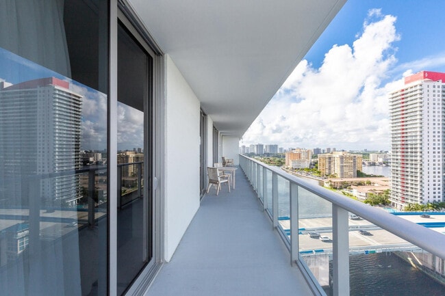 Building Photo - 2723 Hallandale Beach Blvd