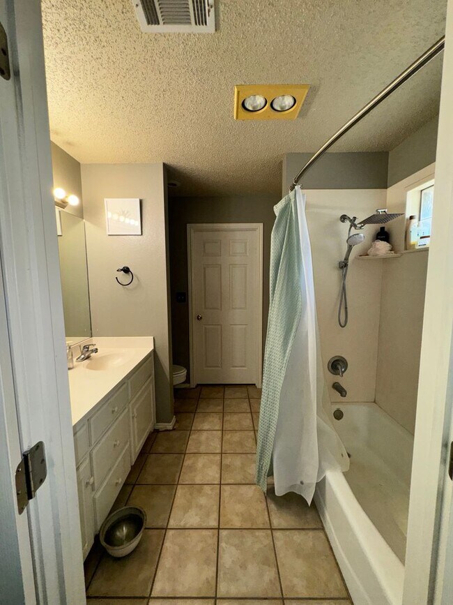 Building Photo - Available Soon 3 Bedroom 2 bath