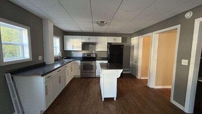 Building Photo - Newly updated, bright and spacious 2 bed/1...