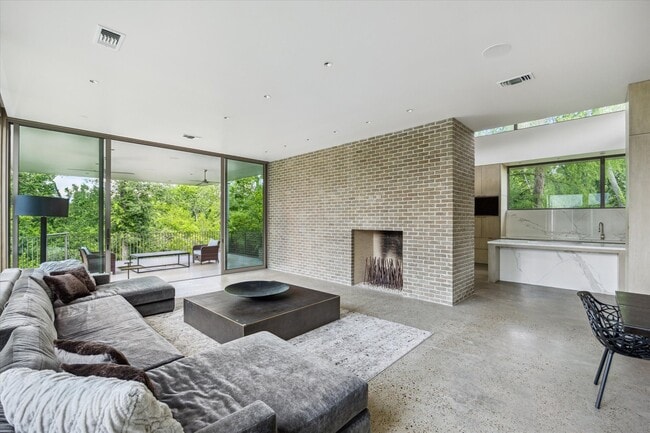Building Photo - 9 Pinehill Ln