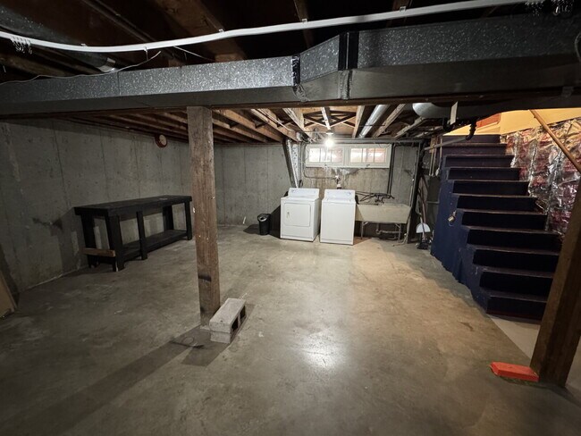 Building Photo - Three Bedroom Home Nestled in the Heart of...