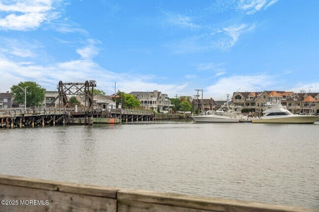 Building Photo - J162 Main St