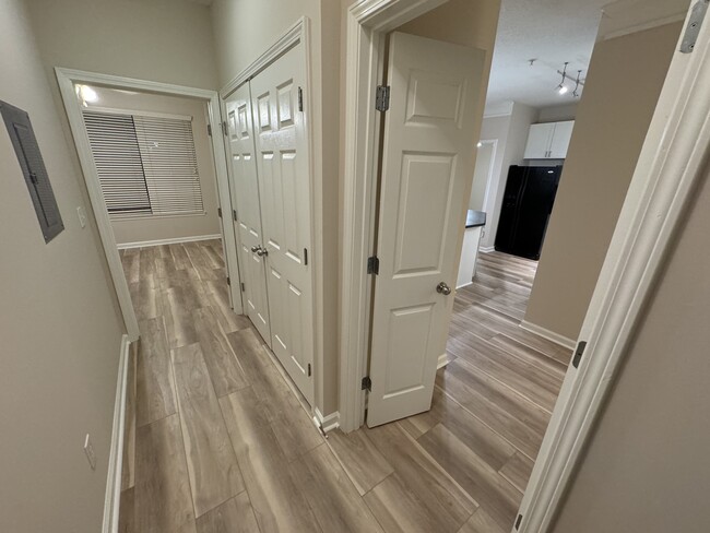 Corridor for second bedroom and bathroom / looking in towards kitchen - 400 17th St NW