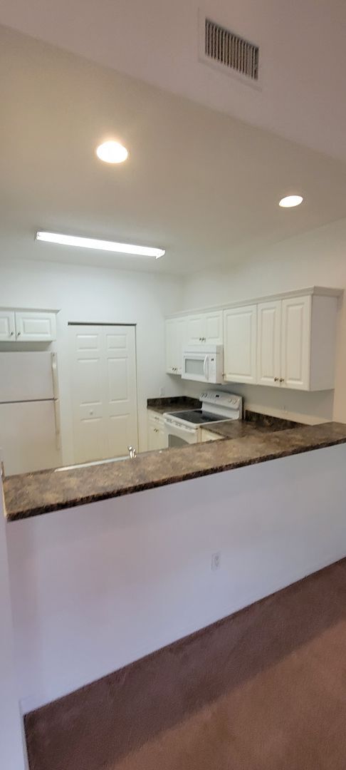 Building Photo - Charming 2/2 townhouse in Eagle Trace