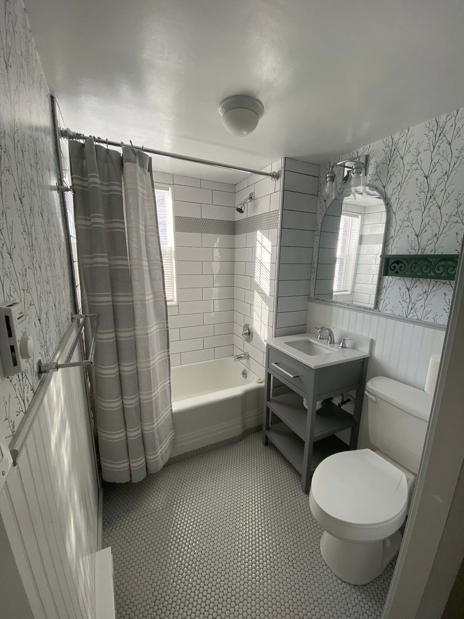 main bath - 454 Kenwood Ave