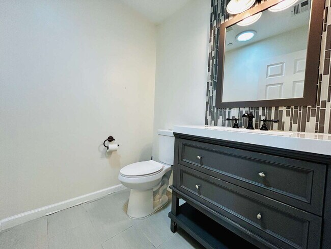 Building Photo - Gorgeous 3 bd, 2.5 ba on 1 acre