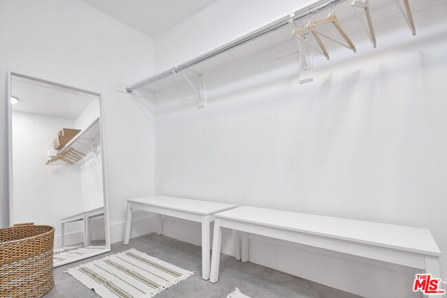 Building Photo - 558 Rose Ave