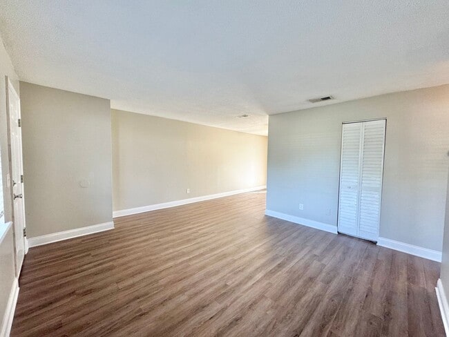 Building Photo - Apartment - Right off Cypress Gardens Blvd