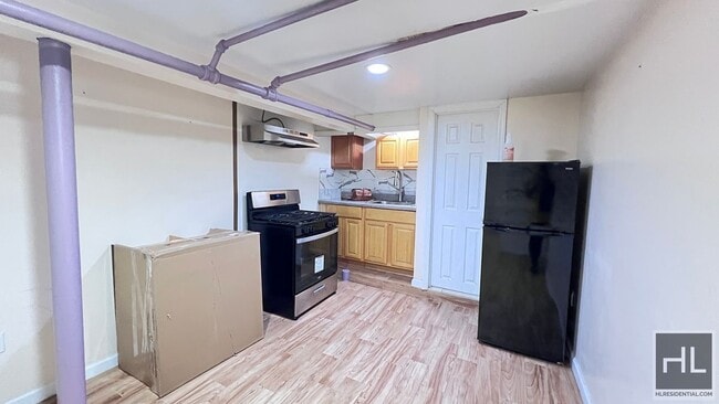 NEWLY RENOVATED 1 BEDROOM SEMI-BASEMNT EA... - NEWLY RENOVATED 1 BEDROOM SEMI-BASEMNT  EA...