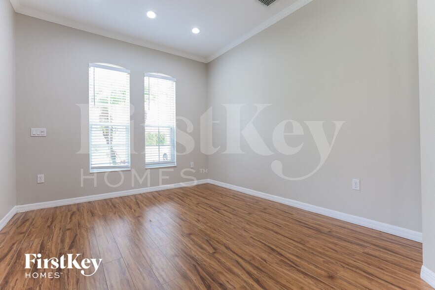 Building Photo - 5624 Lexington Dr