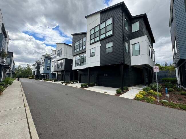 Building Photo - Luxury townhouse for rent