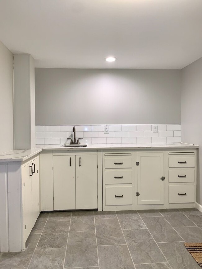 Building Photo - Fully remodeled Crown Heights BEAUTY!