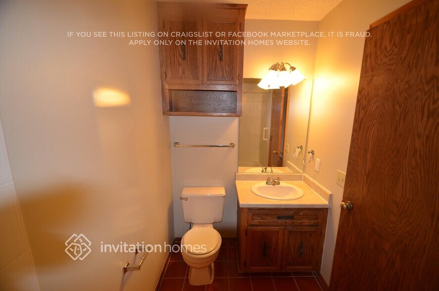 Building Photo - 2416 Crestmount Ln