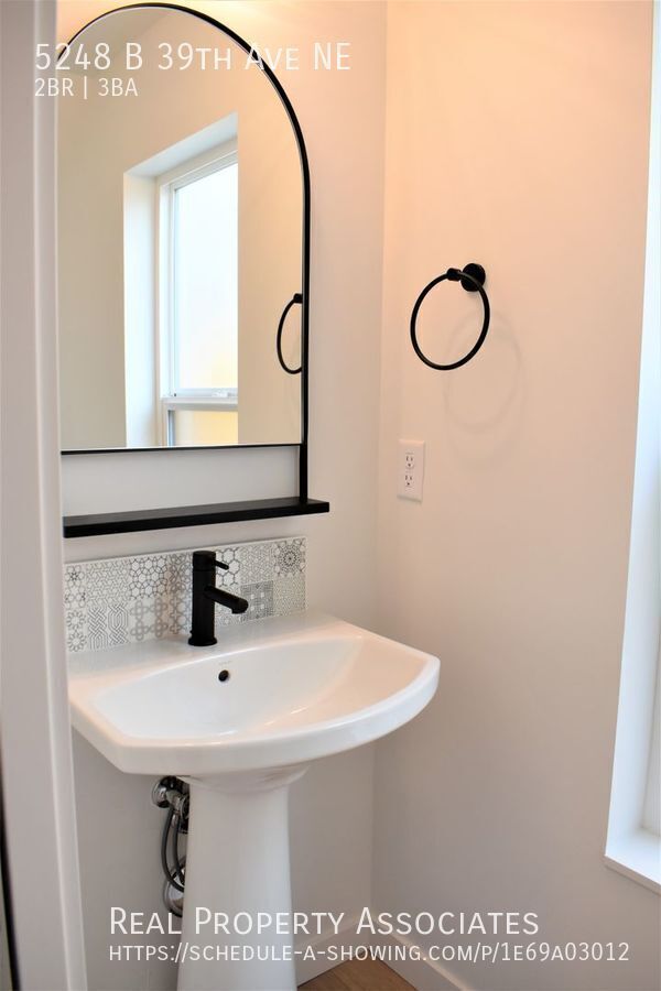 Building Photo - 5248 39th Ave NE