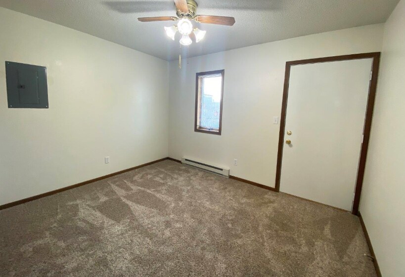 Building Photo - 1411 W Elm Ave