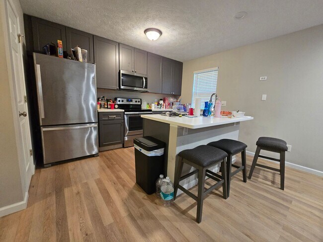 Building Photo - 4 Bedroom Townhome for Rent in Normal!