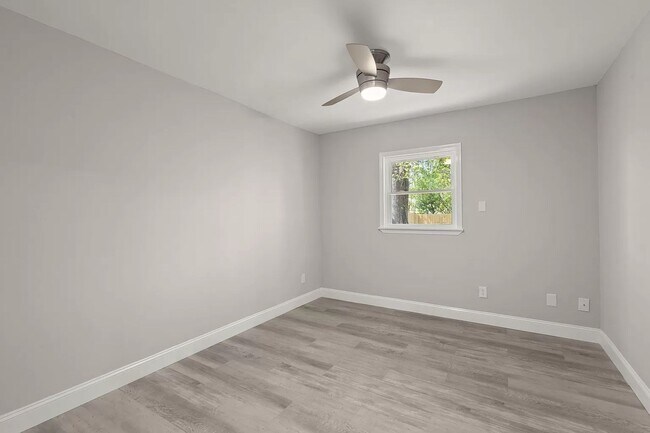 Building Photo - Modern Comfort Meets Suburban Convenience ...
