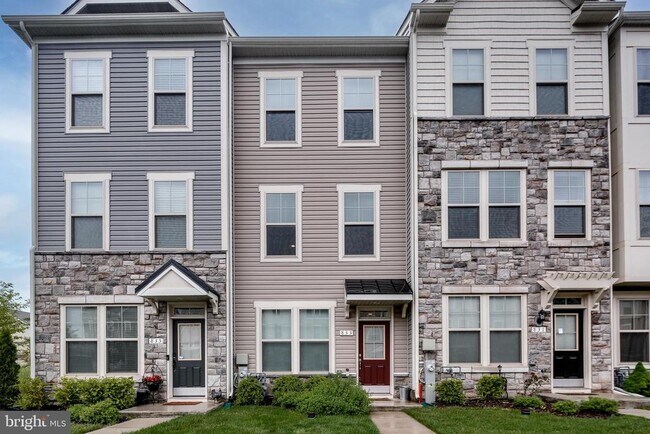 Building Photo - 833 Jarrett Ln