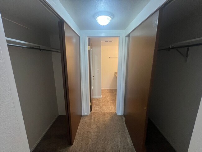 Building Photo - Spacious 2 bed/2 bath in Millcreek-**Move in Special-1/2 off first month**