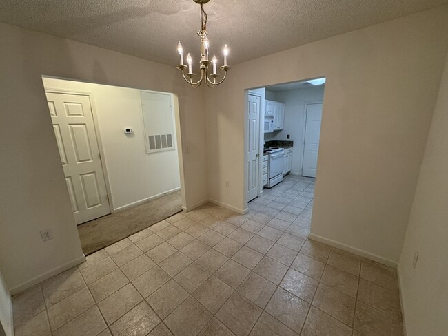 Building Photo - Move In READY! 2 bed 2 Bath with Garage! C...