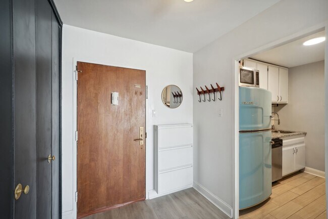 Building Photo - Stunning 1 BR/1 BA Condo in Southwest Wate...