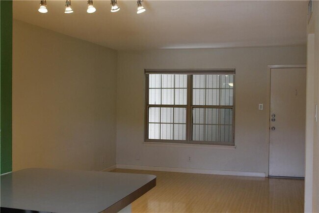 Building Photo - 300 Crockett St