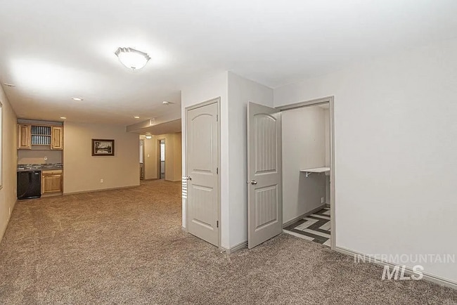 Building Photo - 2221 Frontier Dr