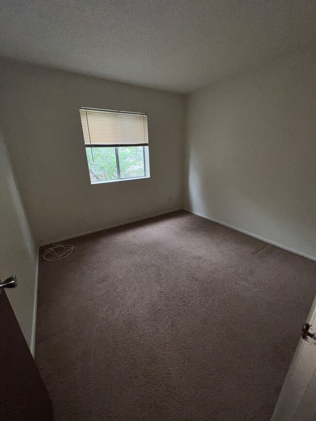 Building Photo - Christmas Tree - 3 Bedrooms/1.5 Baths $2,450!