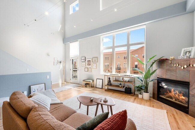 Building Photo - 2BD, 2BA Corner Unit Condo in Lowry