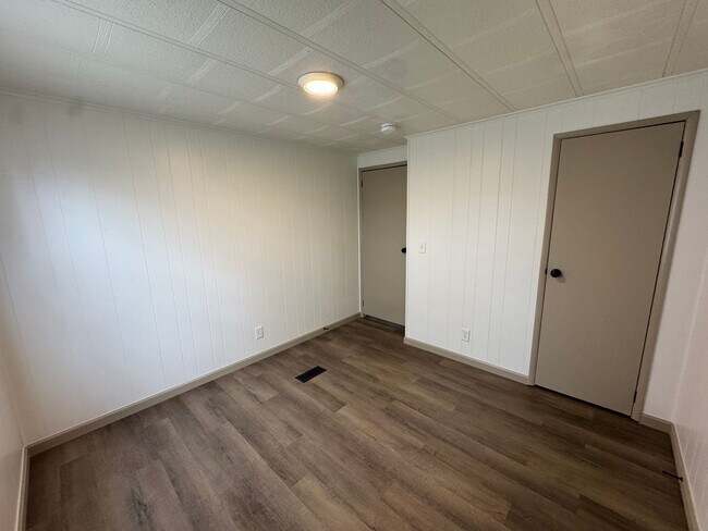 Building Photo - Renovated 3BR Home in Kingsport | Large Kitchen, W/D Included & Deck