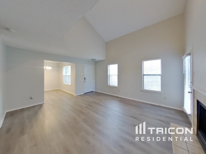 Building Photo - 1611 Sunset Village Dr