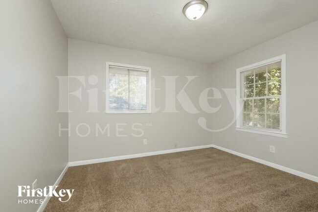 Building Photo - 8065 Huntington Dr