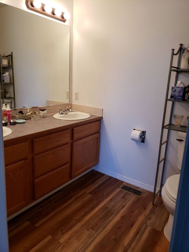 Building Photo - Lovely and spacious 5 bedroom 3 bath Post ...