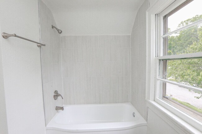 Building Photo - 4729 Pinehurst Ave