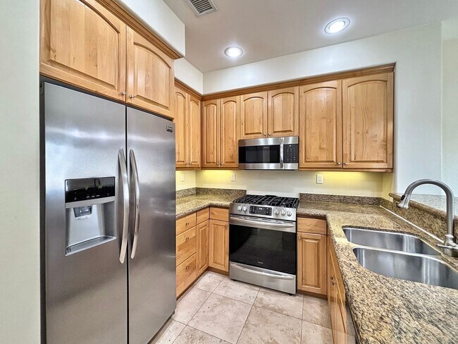 Building Photo - Stunning 4BD/3.5BA Townhouse in Pacific Be...