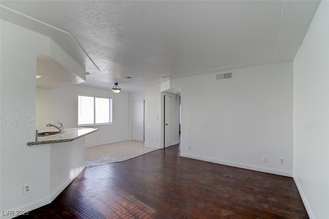 Building Photo - 2120 Venus Ave