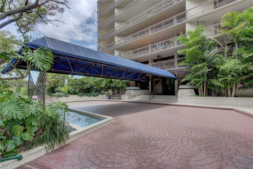 Building Photo - 2901 S Bayshore Dr