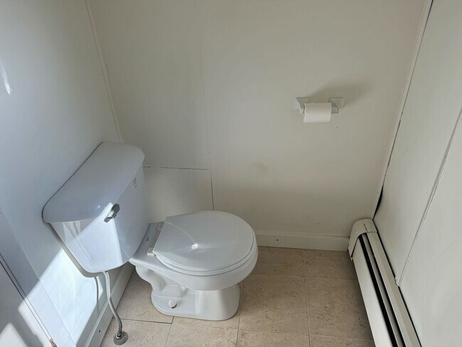 Building Photo - 5 Bedroom 2 Bathroom Home in Idyllic Neighborhood