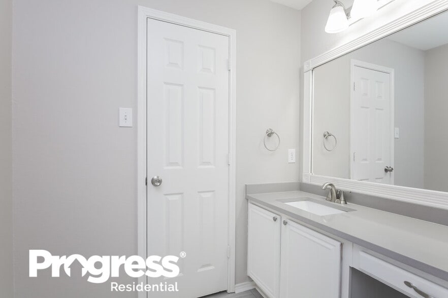 Building Photo - 308 Oak Meadow Ln