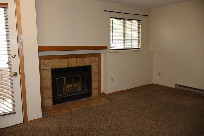 Building Photo - Spacious 2BR/2BA Condo Steps from Campus