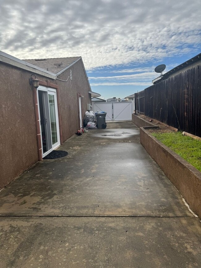 Building Photo - Spacious 3 Bedroom 2 Bath with a Den and Fireplace!