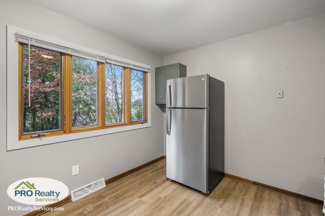 Building Photo - 5 Bedroom Home in Chisago City