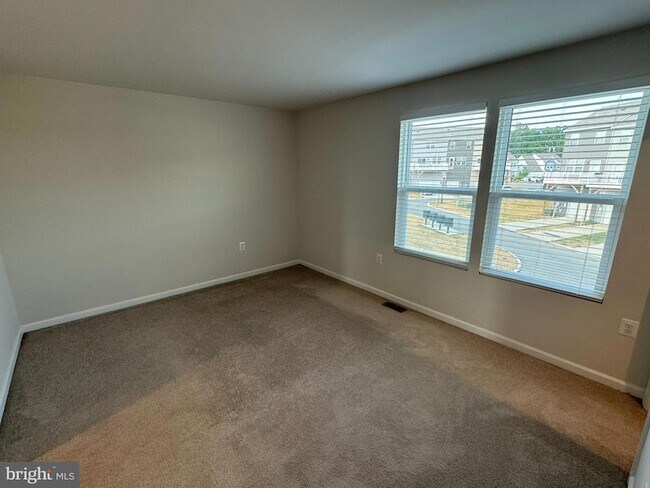 Building Photo - 147 Presidents Pointe Ave