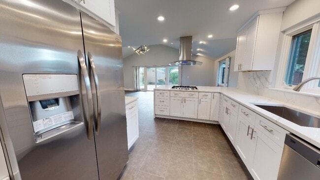 Building Photo - 1366 Cavell Ave