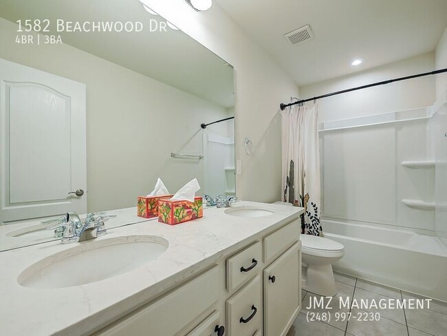 Building Photo - 1582 Beachwood Dr