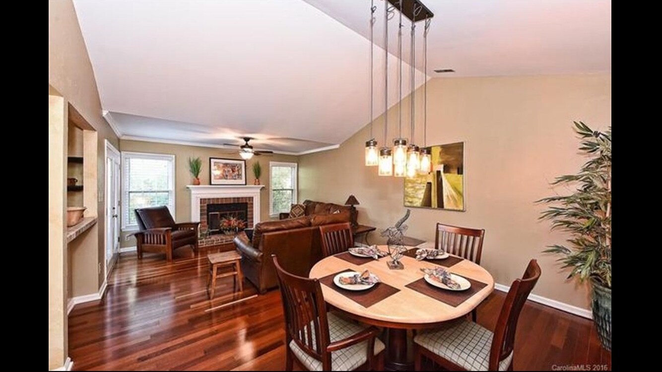 Building Photo - 3300 Selwyn Farms La