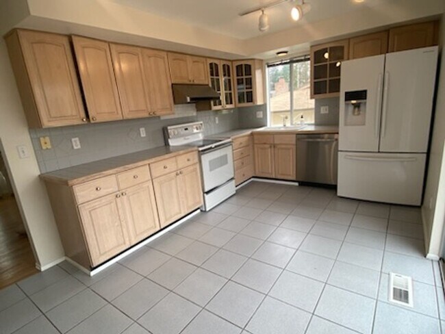 Building Photo - $3950 2520 SqFt, SFH/4BDR,2BA,office/Garag...
