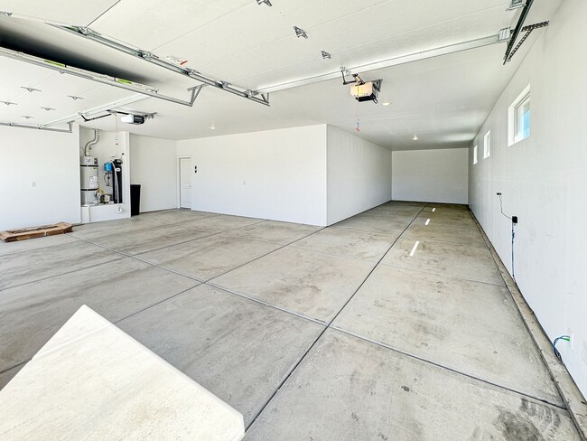 Building Photo - 3011 E Lavatera Dr