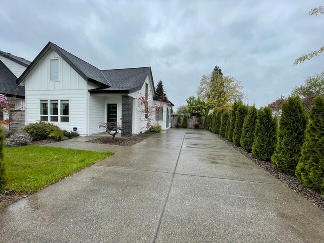 Building Photo - Charming 1Bed 1Bath Modern 2 Story Cottage with Fabulous Updates! Washer & Dryer Hook-ups!