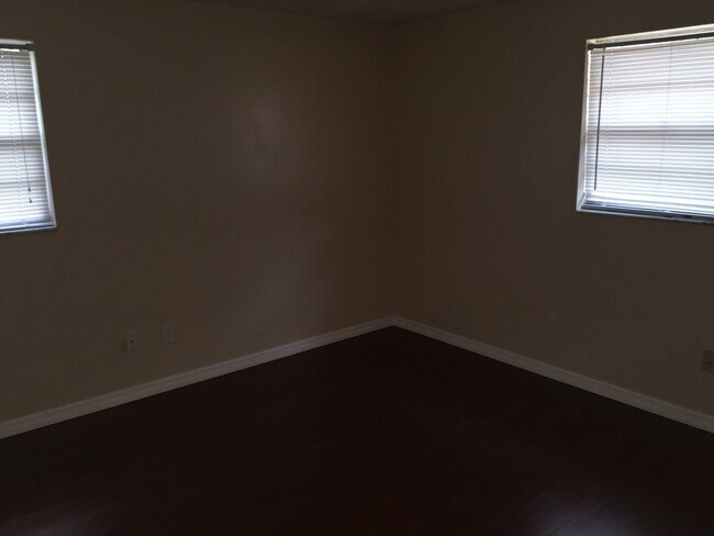 Building Photo - 247 Oakwood Dr